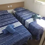 Linge Literie Et Toilette Fournis, Un Grand Confort, A Cote Ou A 5 Minutes Des Piscines Tous 3 Grande Terrasse Couverte Kemping