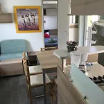 Linge Literie Et Toilette Fournis, Un Grand Confort, A Cote Ou A 5 Minutes Des Piscines Tous 3 Grande Terrasse Couverte Kemping Fréjus