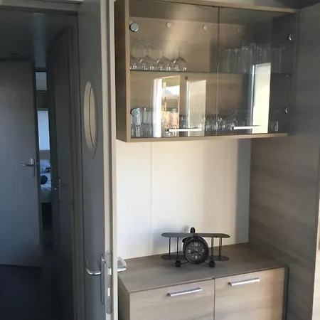 Linge Literie Et Toilette Fournis, Un Grand Confort, A Cote Ou A 5 Minutes Des Piscines Tous 3 Grande Terrasse Couverte Camping