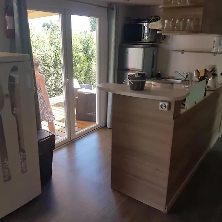 Linge Literie Et Toilette Fournis, Un Grand Confort, A Cote Ou A 5 Minutes Des Piscines Tous 3 Grande Terrasse Couverte Camping Fréjus
