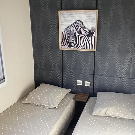 Camping Linge Literie Et Toilette Fournis, Un Grand Confort, A Cote Ou A 5 Minutes Des Piscines Tous 3 Grande Terrasse Couverte Fréjus