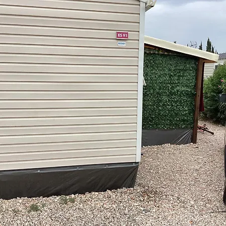 Kemping Linge Literie Et Toilette Fournis, Un Grand Confort, A Cote Ou A 5 Minutes Des Piscines Tous 3 Grande Terrasse Couverte Fréjus